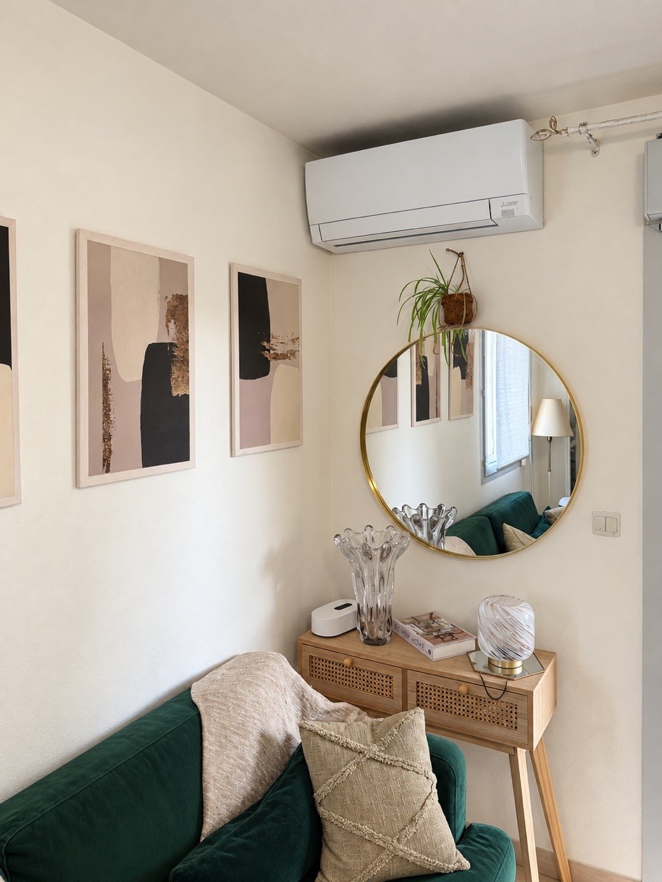 Climatiseur mural posé dans un salon